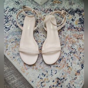 NWOT SHOE' N TALE Nude sandal flats